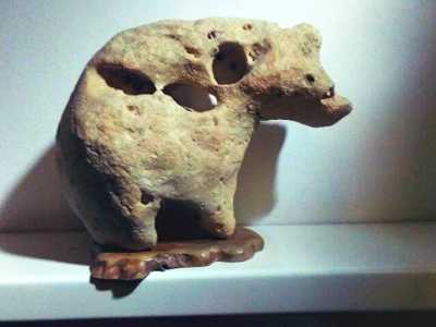 Una pietra calcarea che ricorda nella forma e nelle imperfezioni la fisionomia di un orso polare